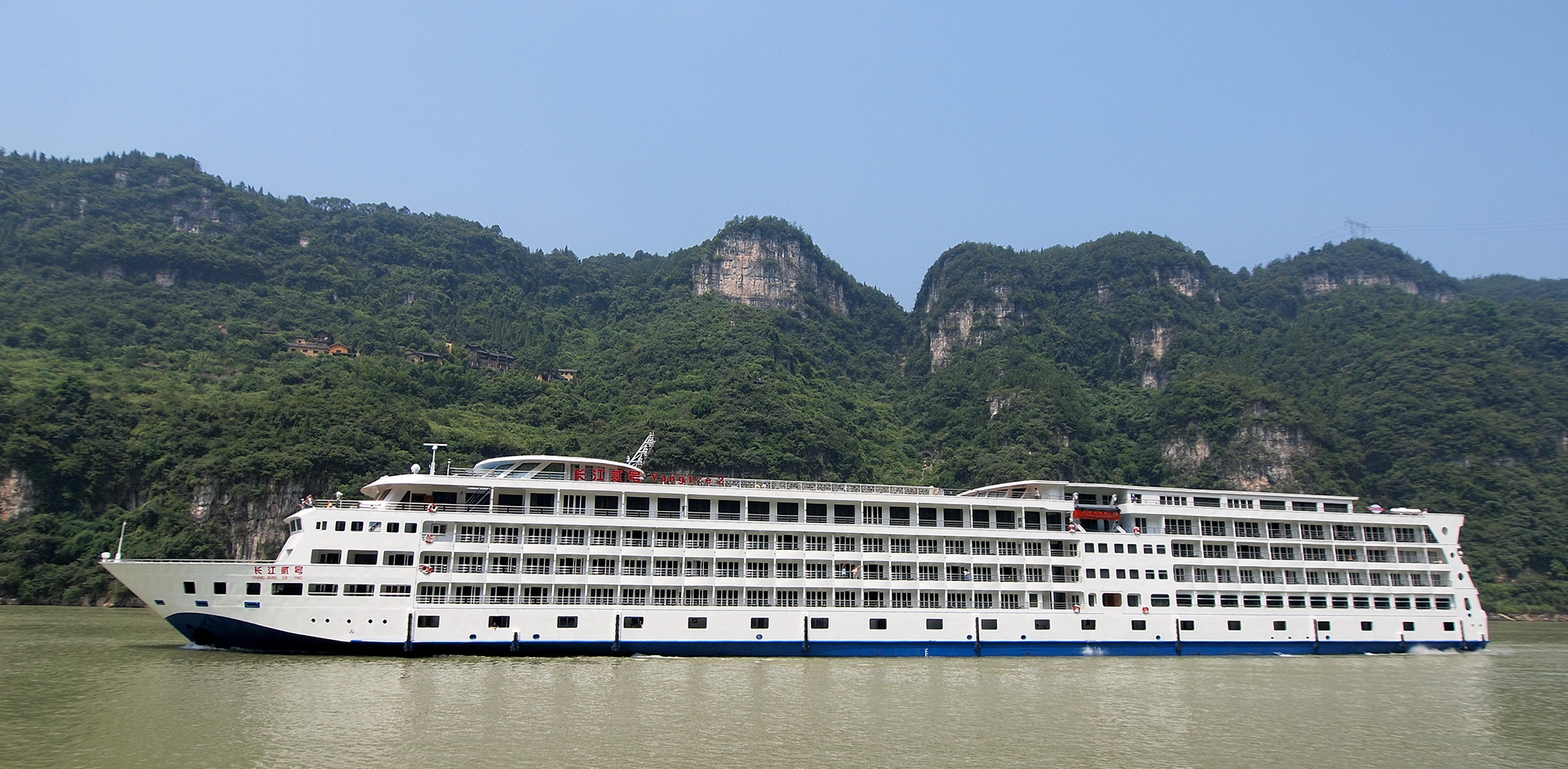 邮轮甲板观景台，栏杆围绕，视野开阔，可俯瞰长江美景
