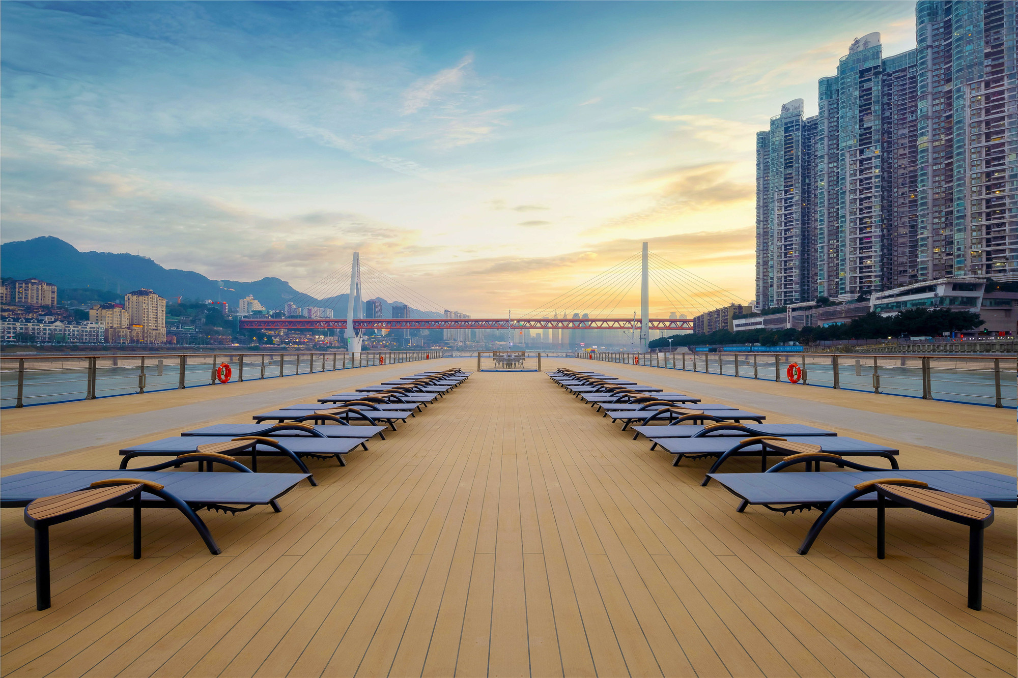 邮轮甲板观景台，栏杆围绕，视野开阔，可俯瞰长江美景