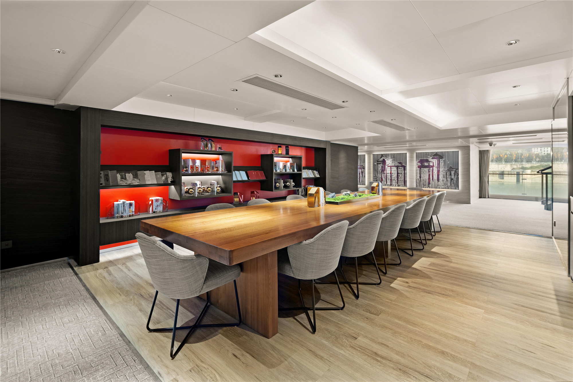 邮轮豪华舱室内部，双人床铺整洁，大窗户面向江景，装饰典雅