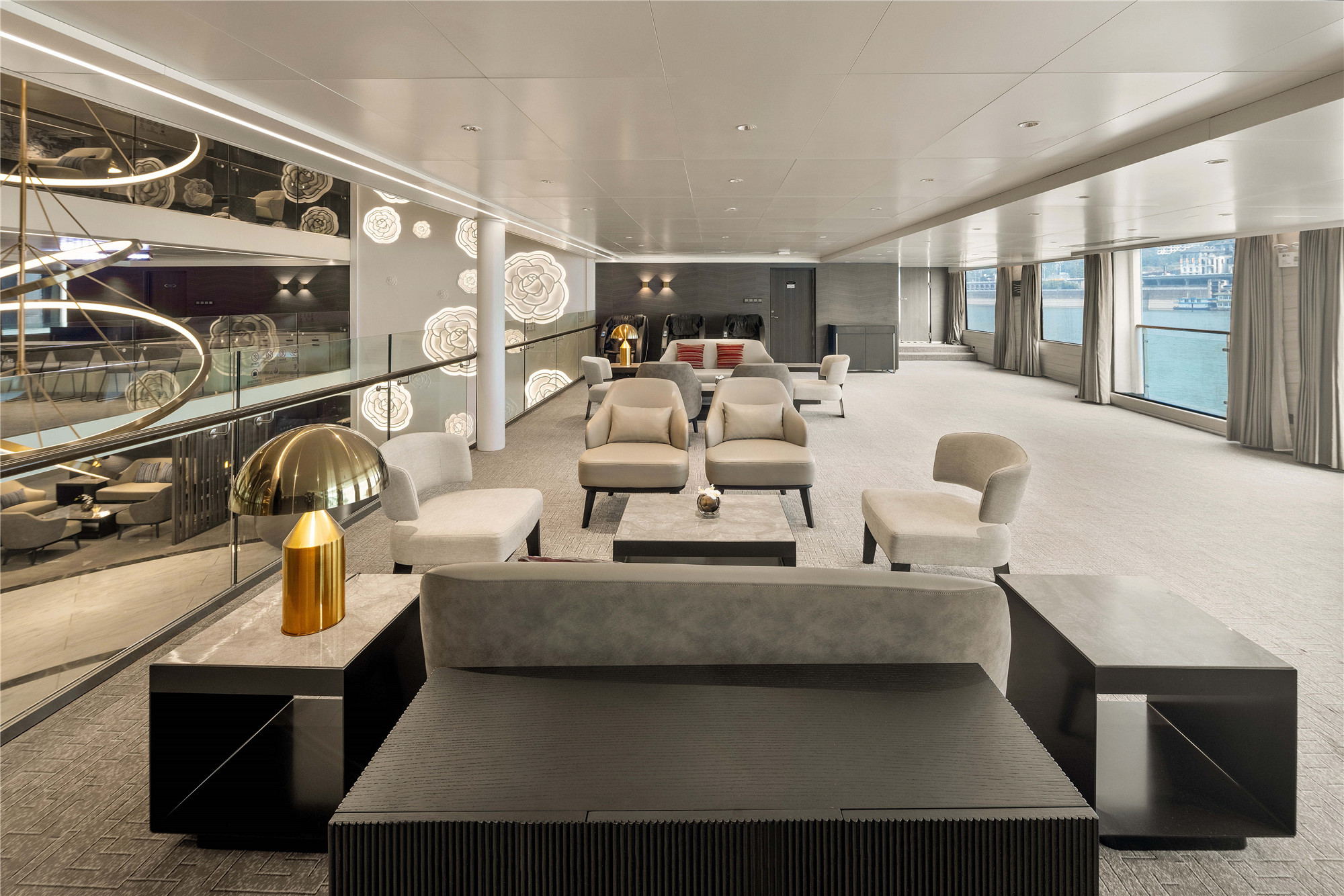 邮轮餐厅内部，圆桌座椅整齐排列，灯光温馨，窗外江景如画