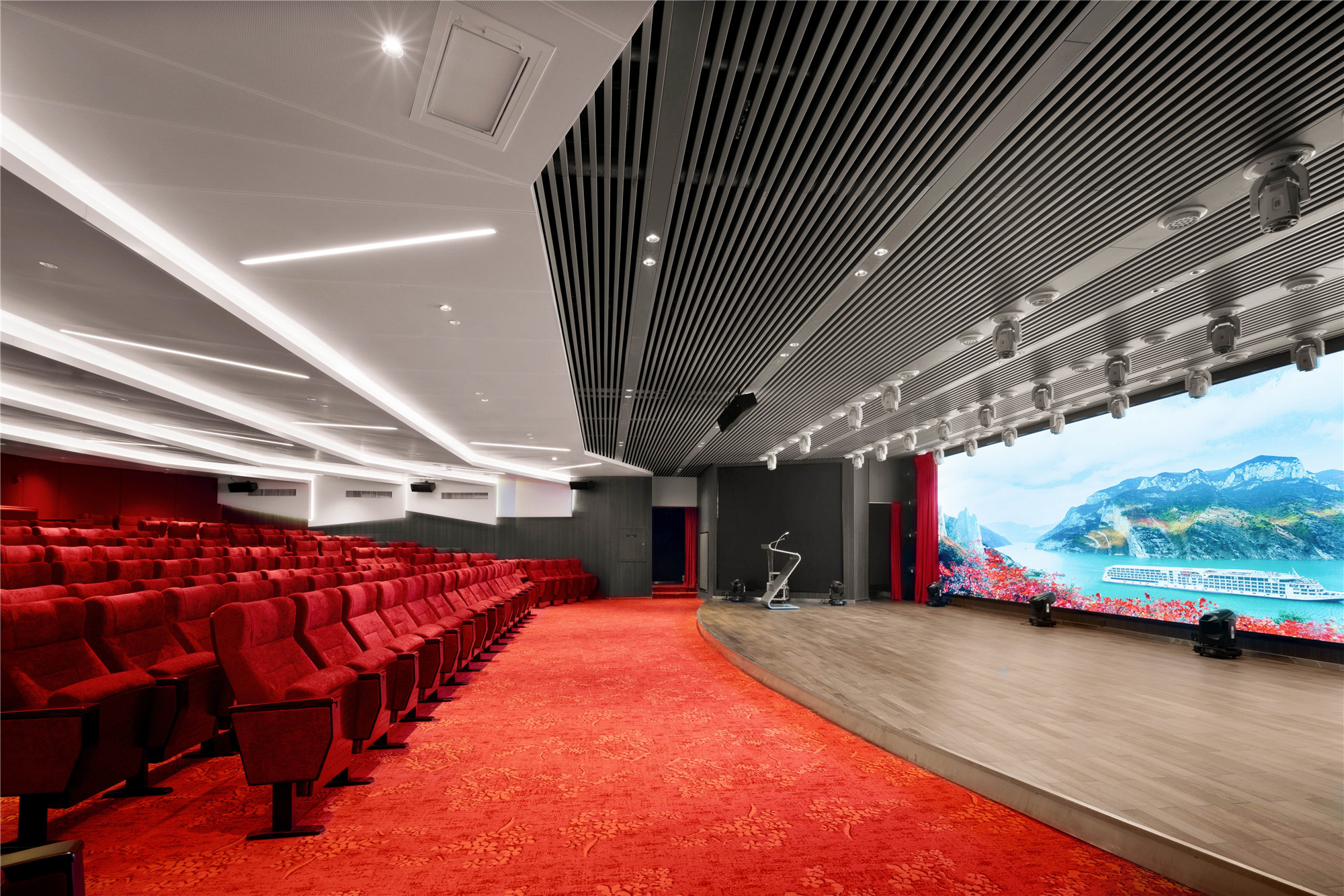 邮轮休息室内部，沙发座椅舒适，茶几摆放精致，氛围优雅