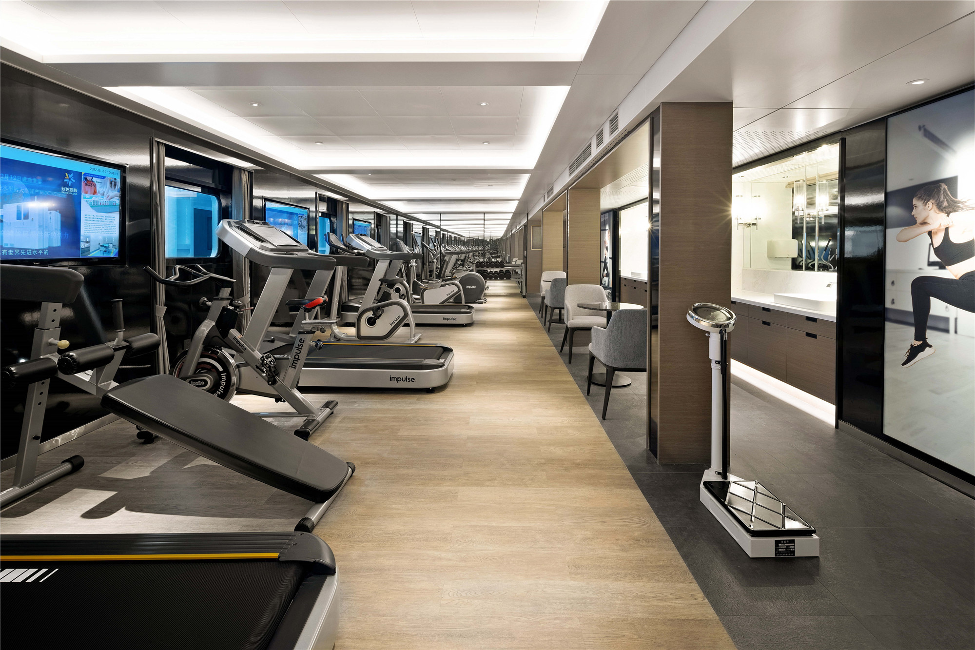 邮轮甲板观景台，栏杆围绕，视野开阔，可俯瞰长江美景